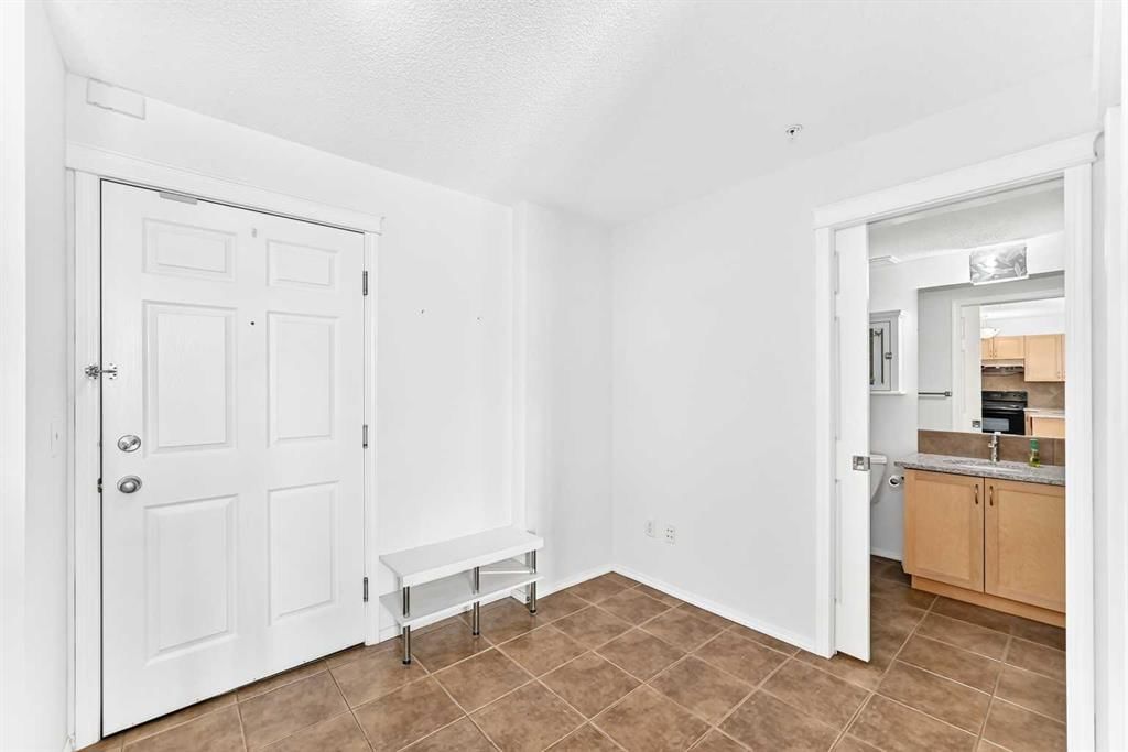 9205, 70 Panamount Drive NW, Calgary — photo 3 of 22