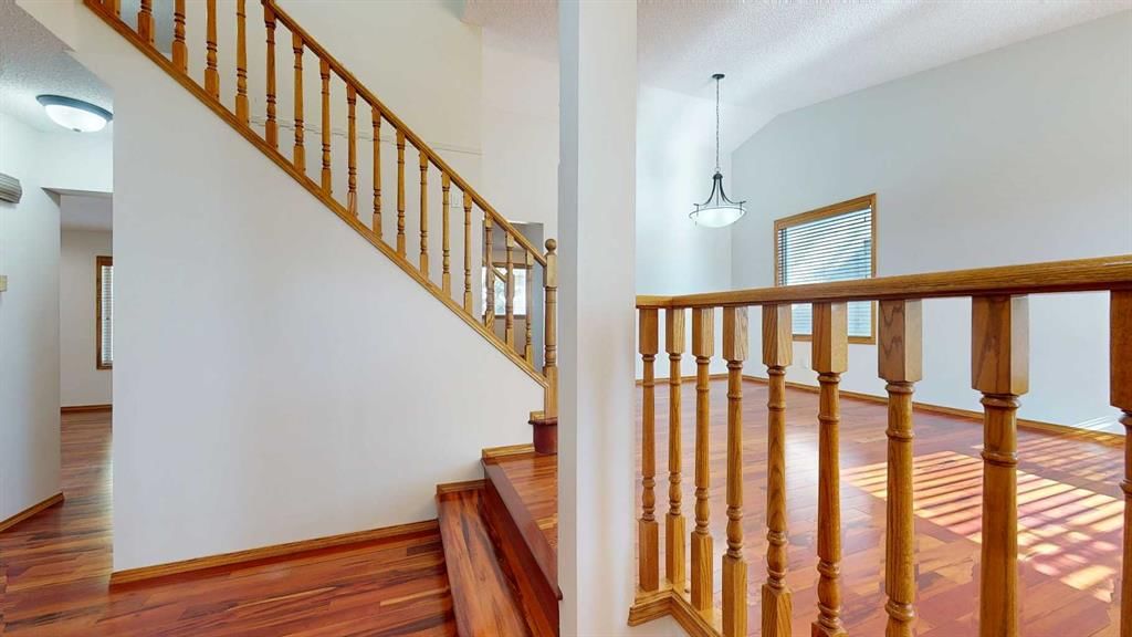 60 Sunmeadows Court SE, Calgary — photo 2 of 41