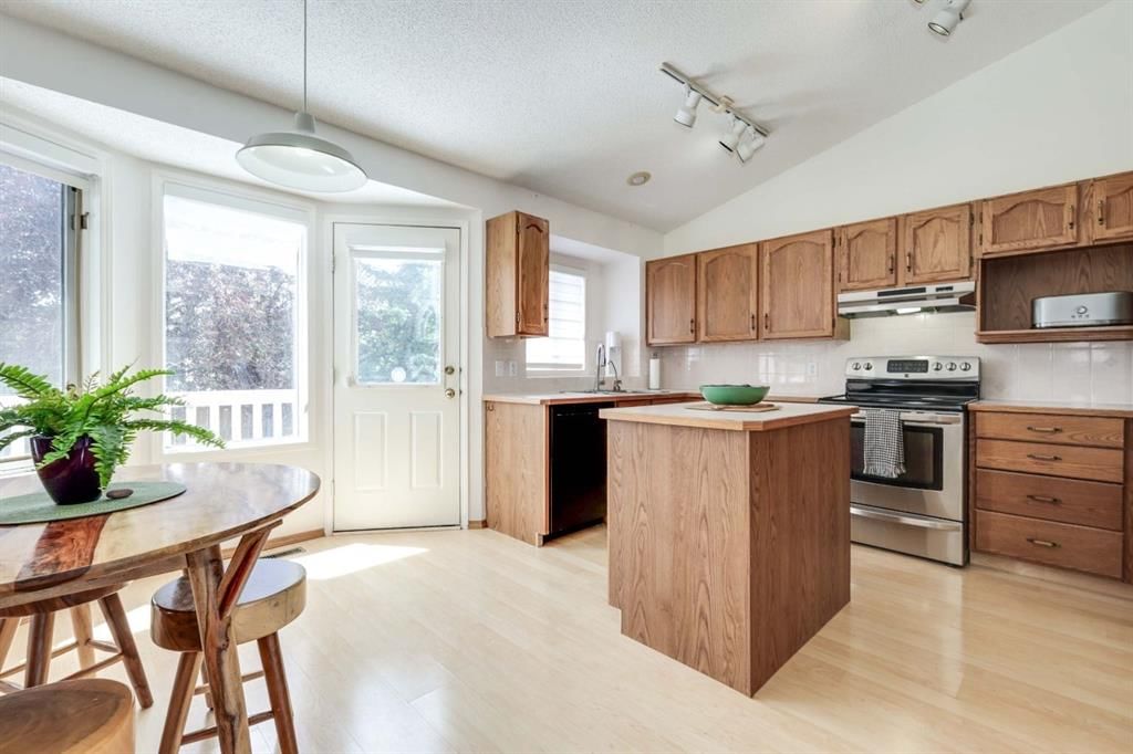 23 Sandalwood Close NW, Calgary — photo 4 of 26