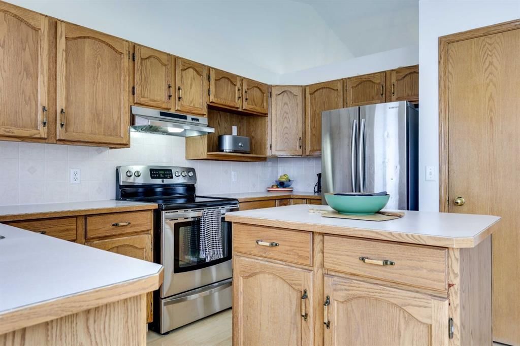 23 Sandalwood Close NW, Calgary — photo 5 of 26