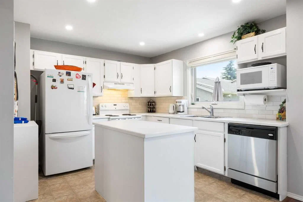95 Riverbrook Road SE, Calgary — photo 3 of 38