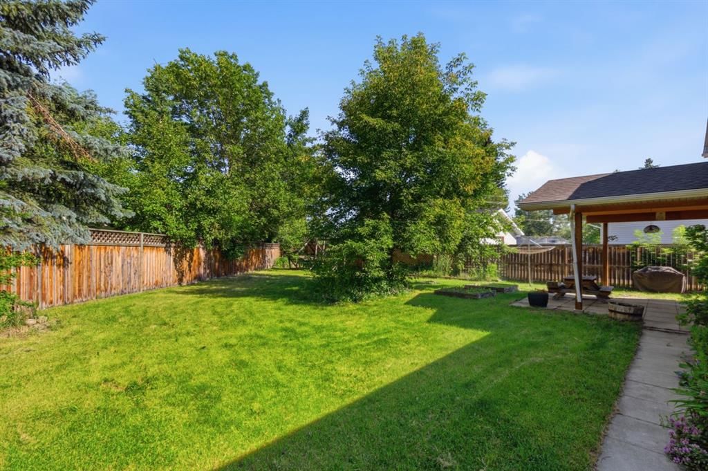680 Deer Park Way SE, Calgary — photo 3 of 49