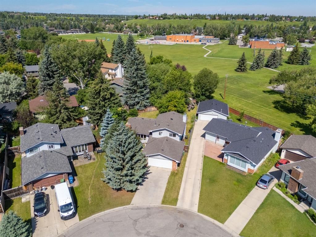 680 Deer Park Way SE, Calgary — photo 4 of 49