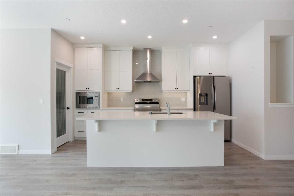 112 Lucas Street NW, Calgary — photo 3 of 33