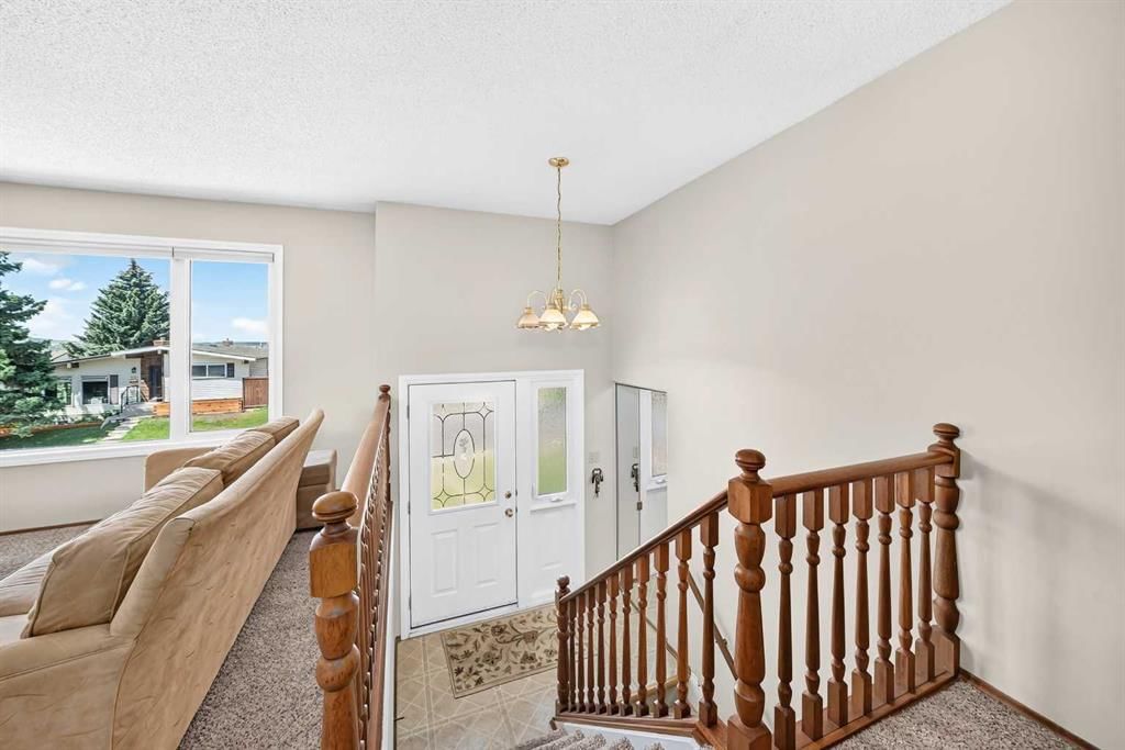 7108 Silverview Road NW, Calgary — photo 3 of 49