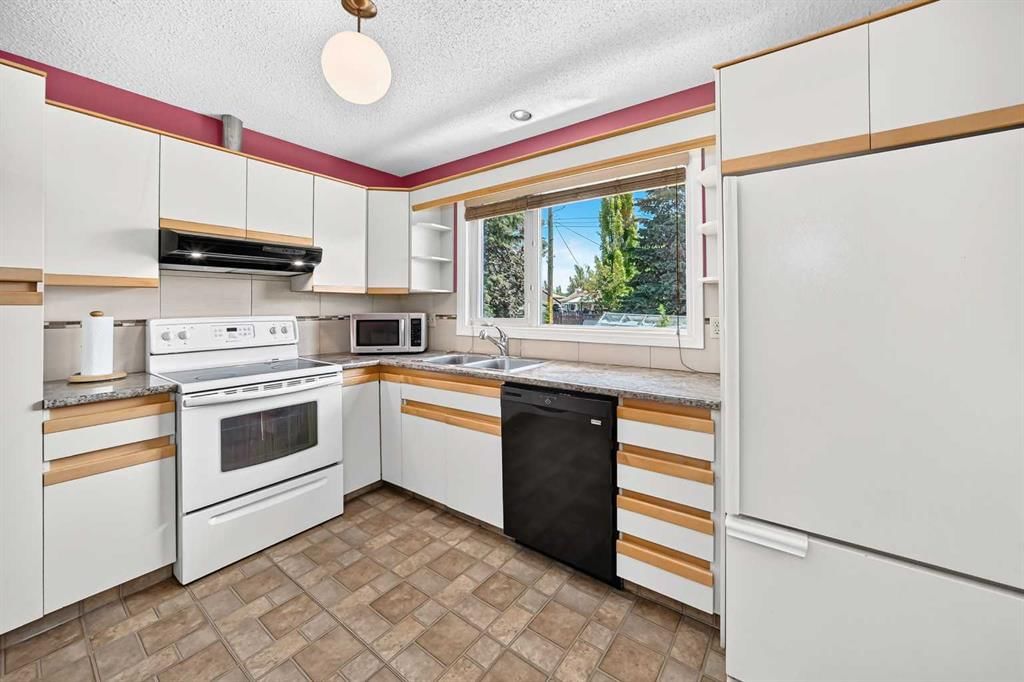 7108 Silverview Road NW, Calgary — photo 5 of 49