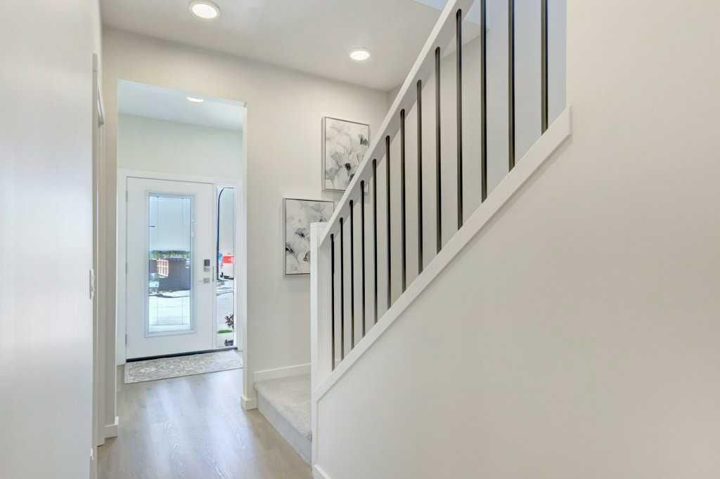 4 Heartwood Lane SE, Calgary — photo 2 of 36