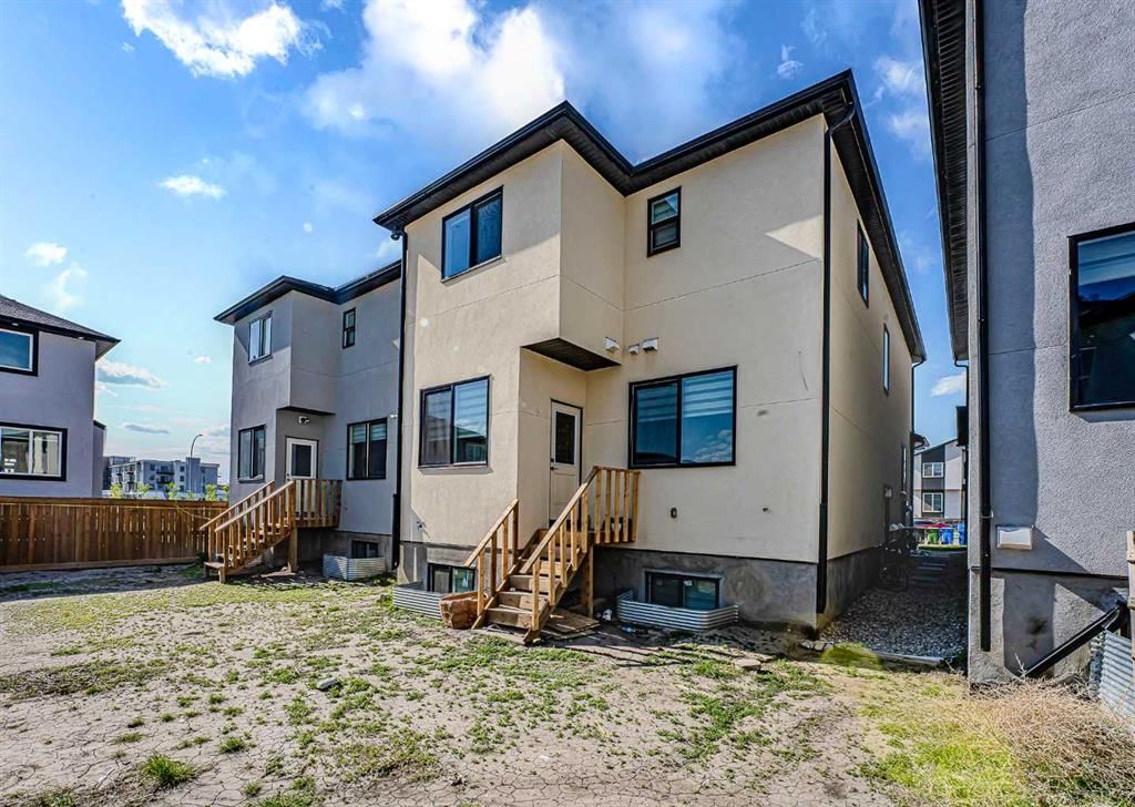 4831 87 Avenue NE, Calgary — photo 3 of 40