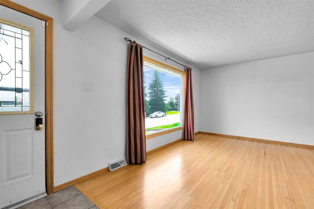 5247 Thomas Street NE, Calgary — photo 2 of 45