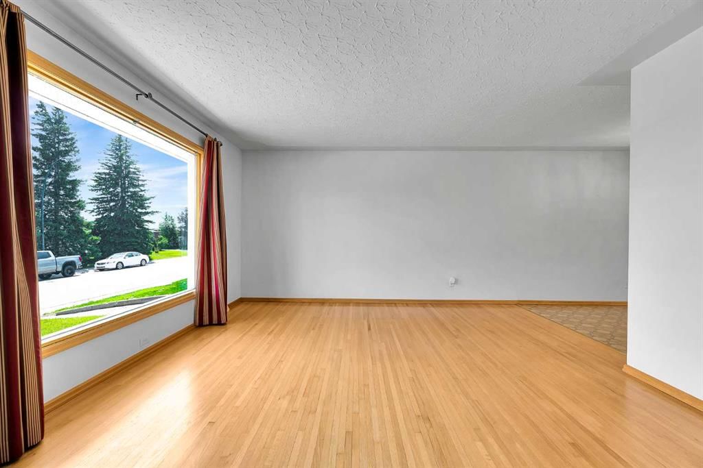5247 Thomas Street NE, Calgary — photo 4 of 45