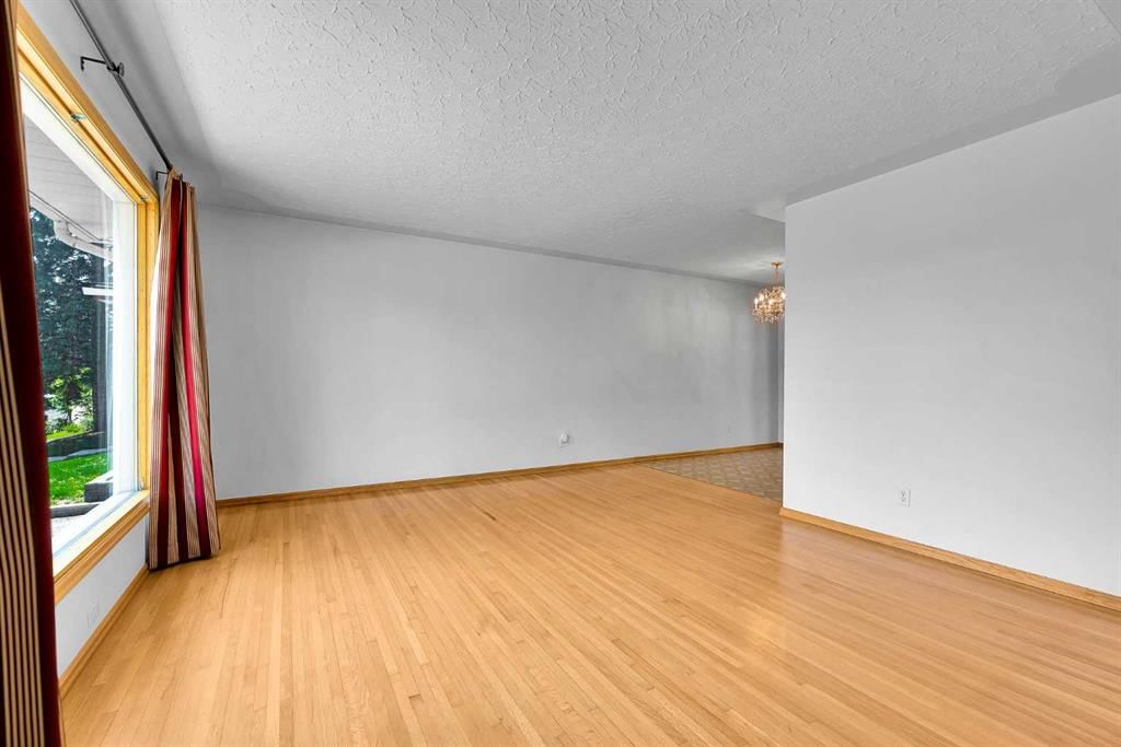 5247 Thomas Street NE, Calgary — photo 5 of 45