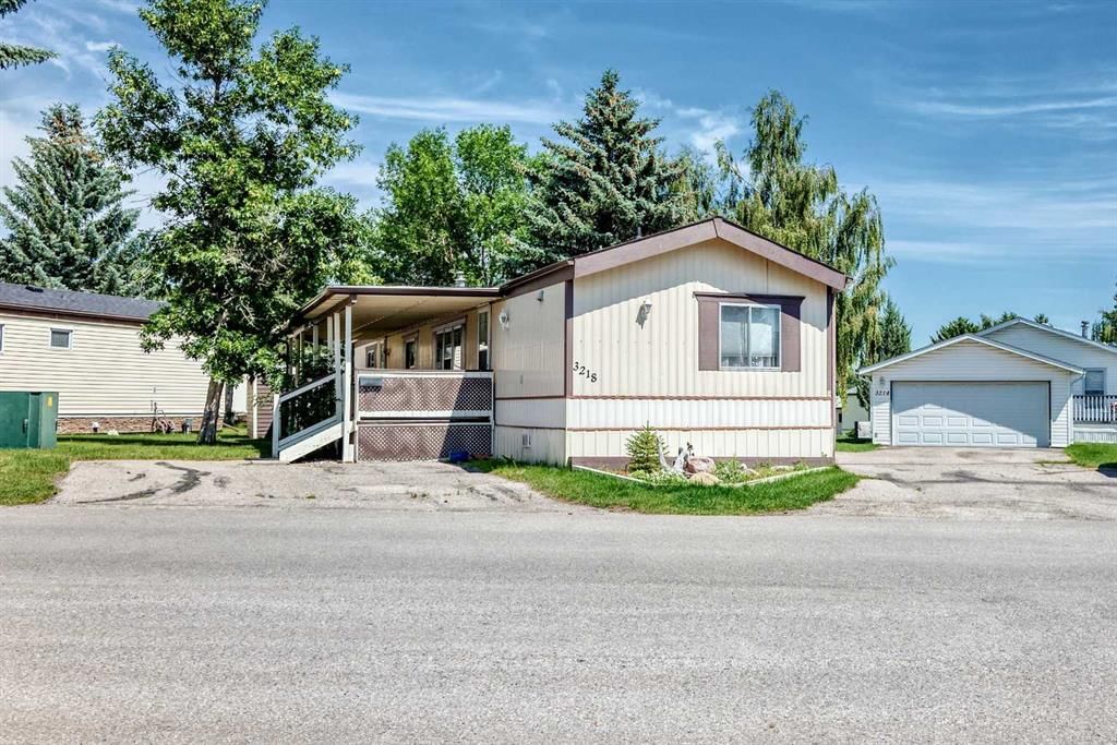 3218 Burroughs Manor NE, Calgary — main listing photo