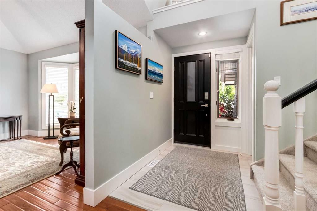 367 Woodbriar Circle SW, Calgary — photo 4 of 50