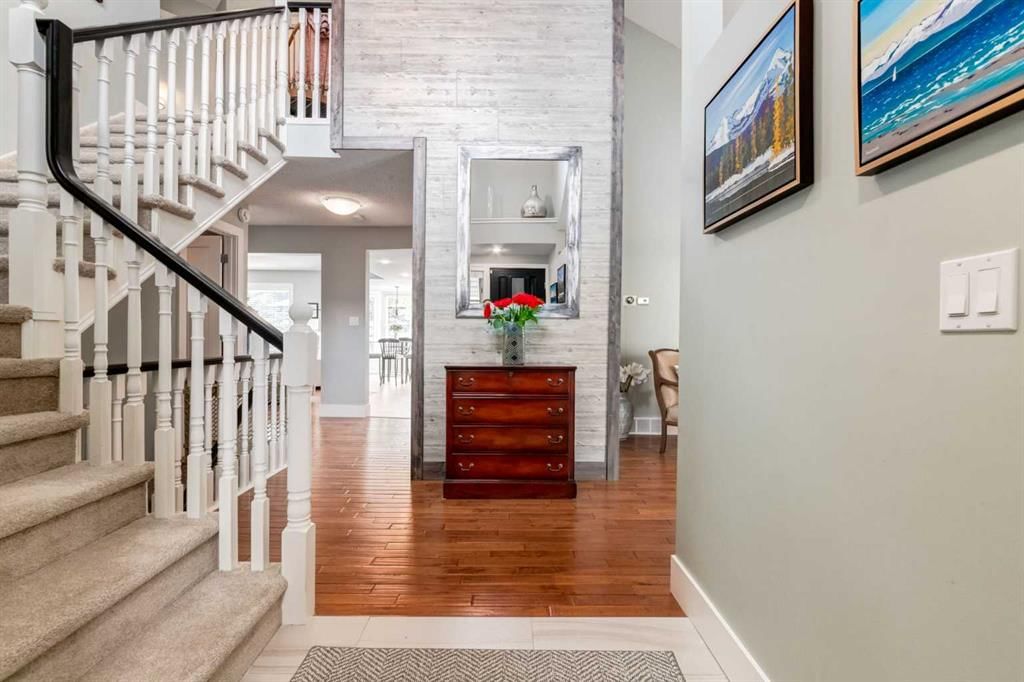 367 Woodbriar Circle SW, Calgary — photo 5 of 50