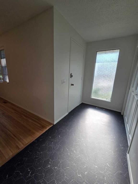 5936 Dalmead Crescent NW, Calgary — photo 4 of 49