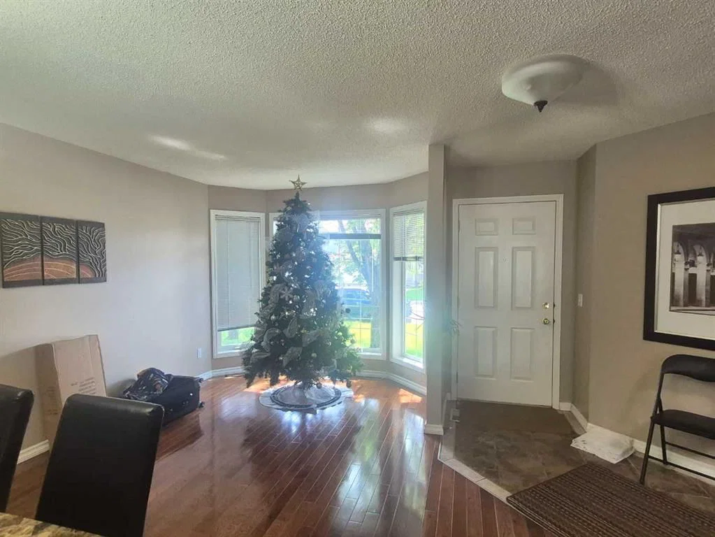 127 Hampstead Circle NW, Calgary — photo 2 of 19