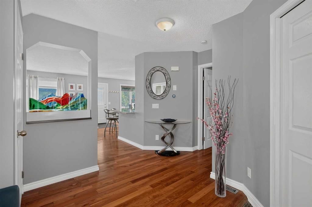 13 Coventry Way NE, Calgary — photo 4 of 50
