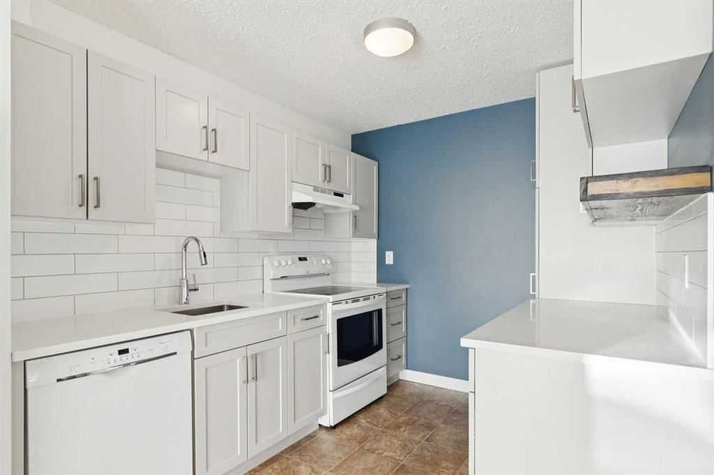 11424 8 Street SW, Calgary — photo 3 of 17