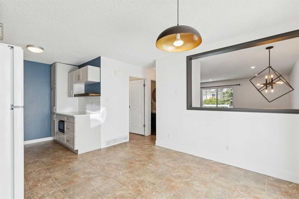 11424 8 Street SW, Calgary — photo 5 of 17