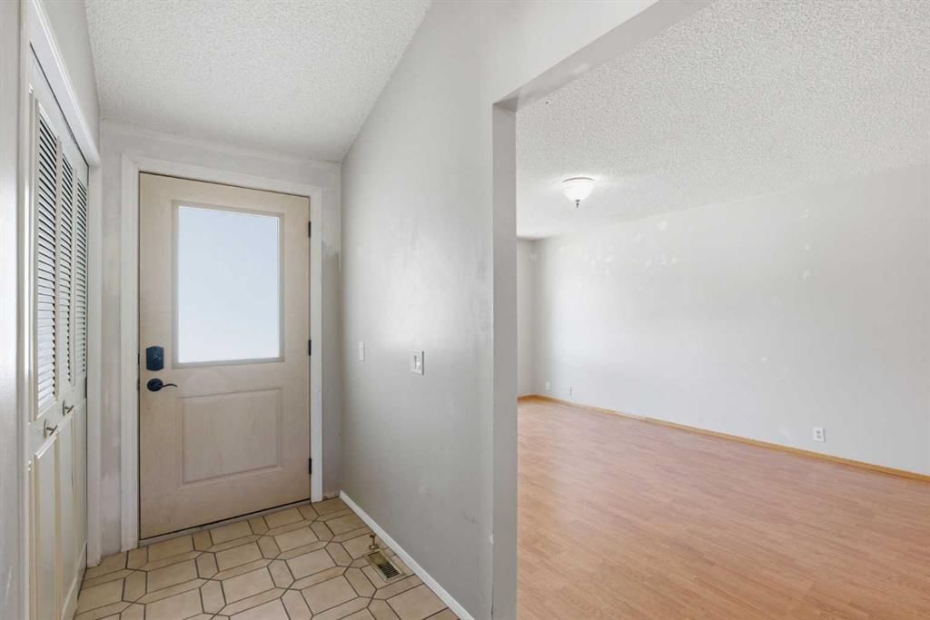 39 Woodglen Way SW, Calgary — photo 2 of 47