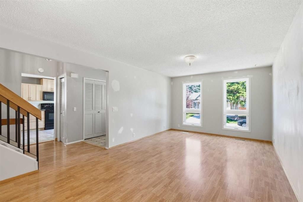 39 Woodglen Way SW, Calgary — photo 3 of 47