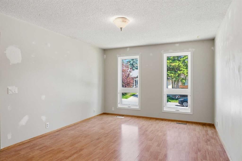 39 Woodglen Way SW, Calgary — photo 4 of 47