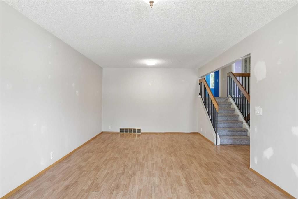 39 Woodglen Way SW, Calgary — photo 5 of 47