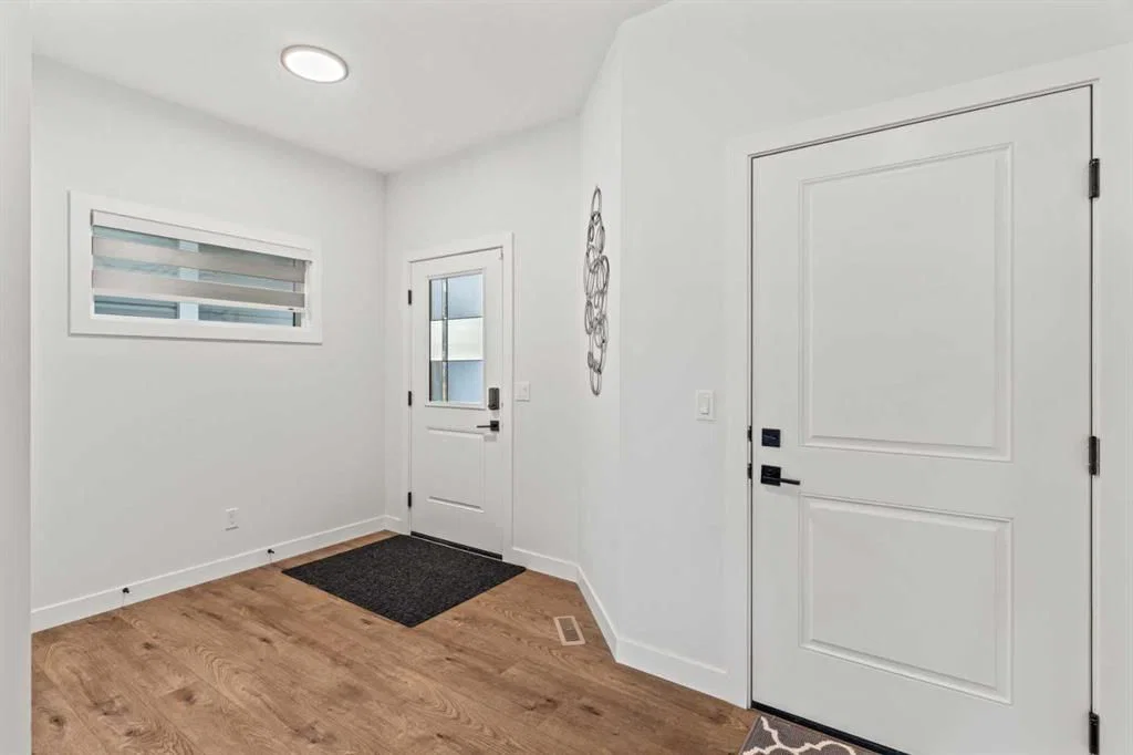 116 Ambleside Crescent NW, Calgary — photo 4 of 50