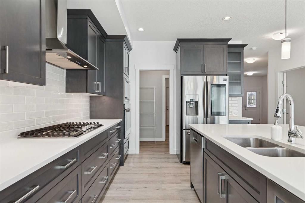 17 Crestbrook Hill SW, Calgary — photo 5 of 40