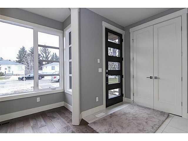 532 22 Avenue NE, Calgary — photo 3 of 24