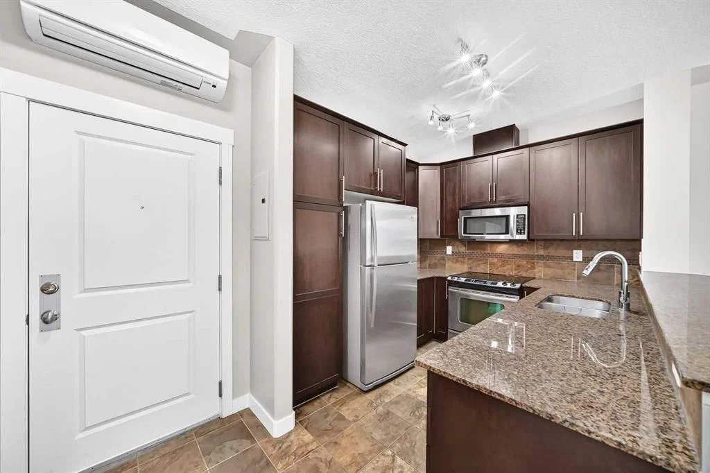 201, 35 Inglewood Park SE, Calgary — photo 4 of 45