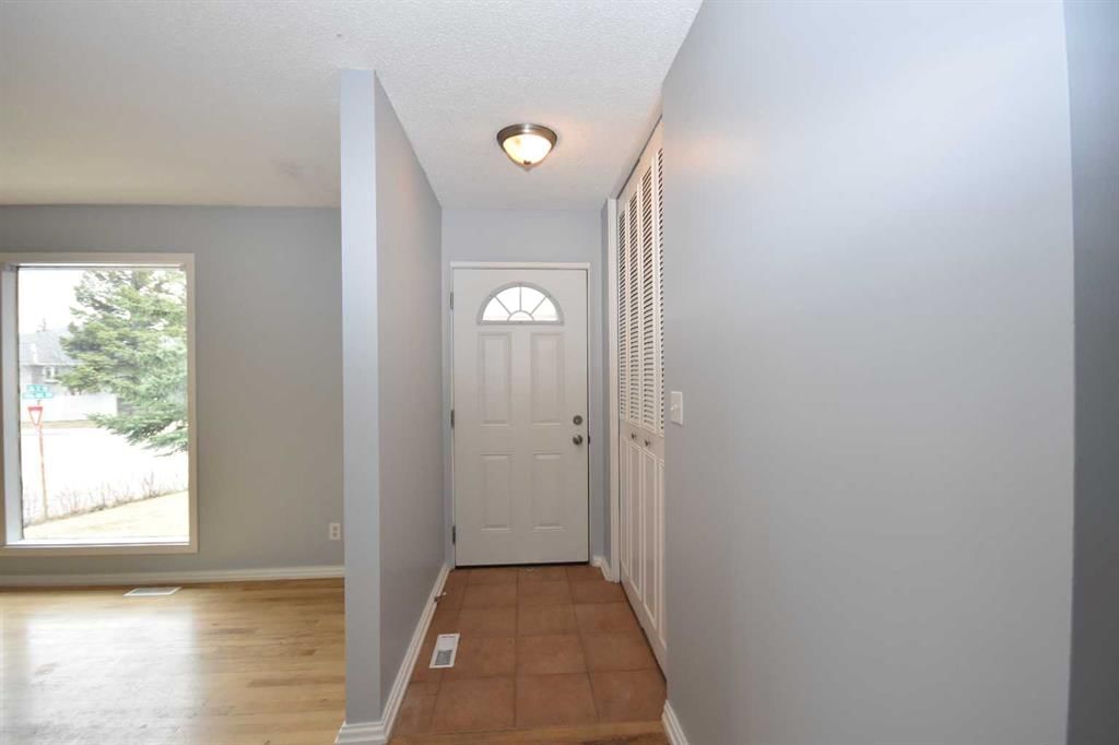 2604 106 Avenue SW, Calgary — photo 5 of 41