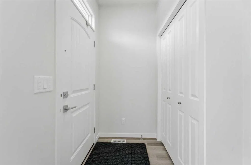 21 Corner Glen Row NE, Calgary — photo 4 of 48