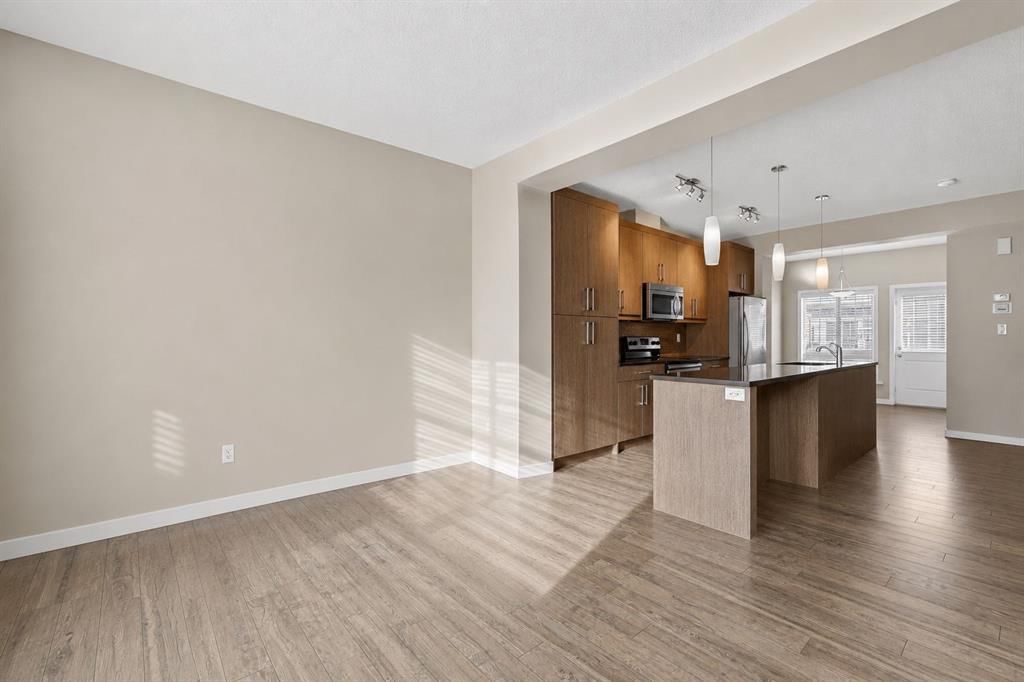 330 Marquis Lane SE, Calgary — photo 3 of 30