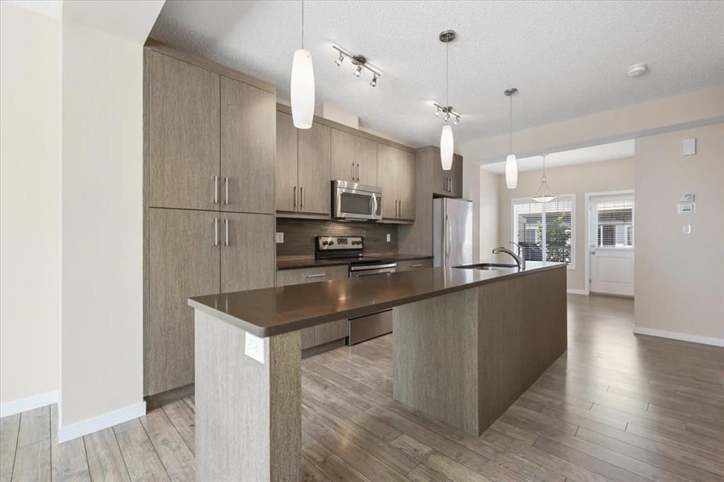 330 Marquis Lane SE, Calgary — photo 5 of 30