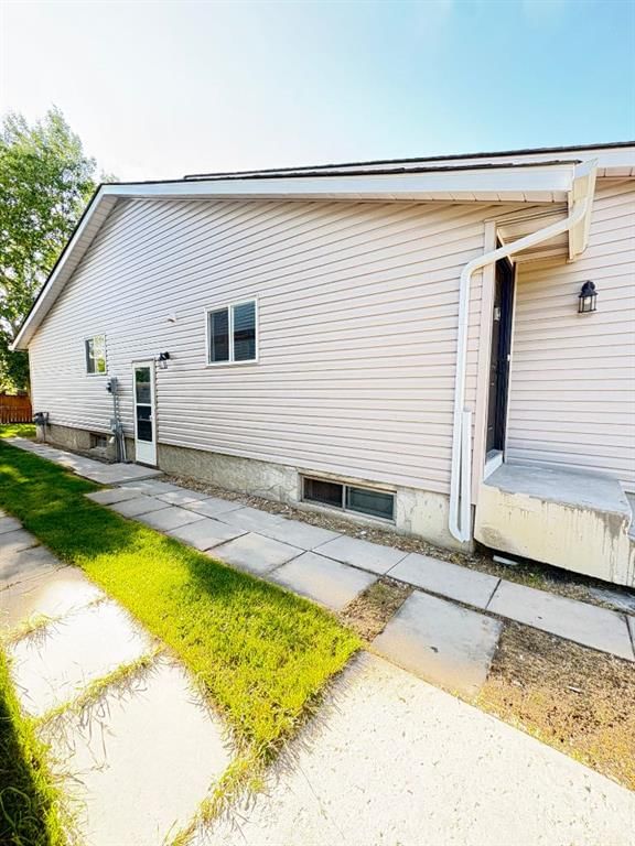 6879 Rundlehorn Drive NE, Calgary — photo 4 of 25