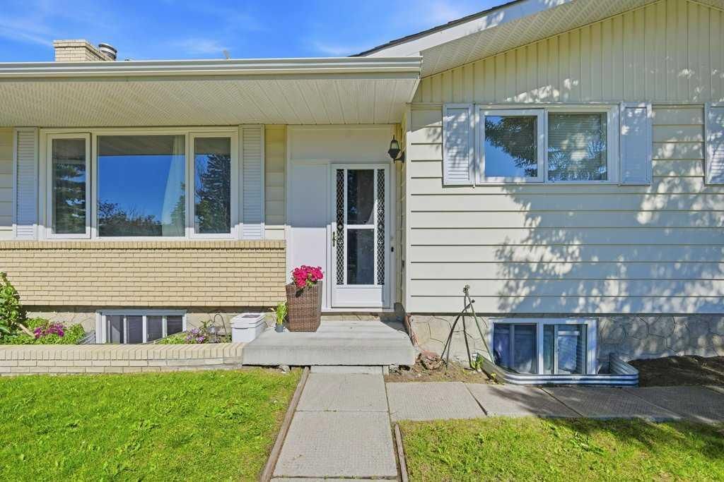 2415 Vista Crescent NE, Calgary — photo 4 of 49