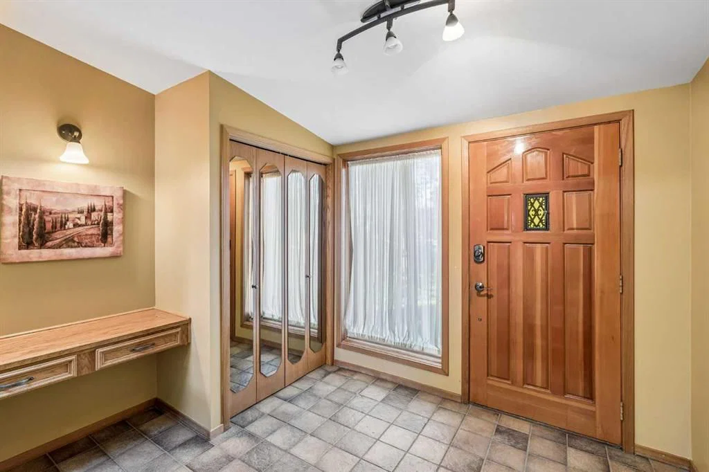 31 Edgehill Bay NW, Calgary — photo 3 of 44