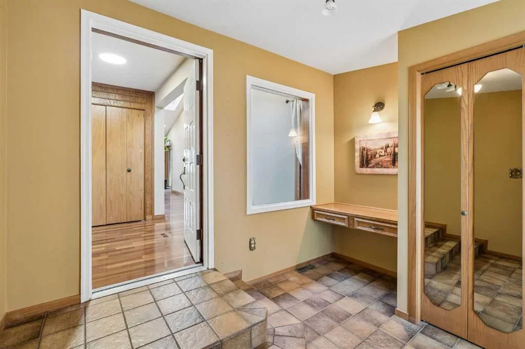 31 Edgehill Bay NW, Calgary — photo 4 of 44