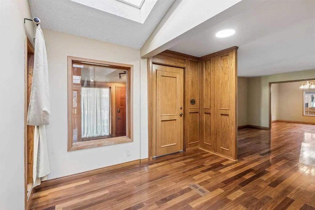31 Edgehill Bay NW, Calgary — photo 5 of 44