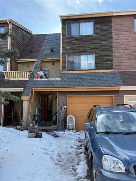 1419 Ranchlands Road NW, Calgary — main listing photo