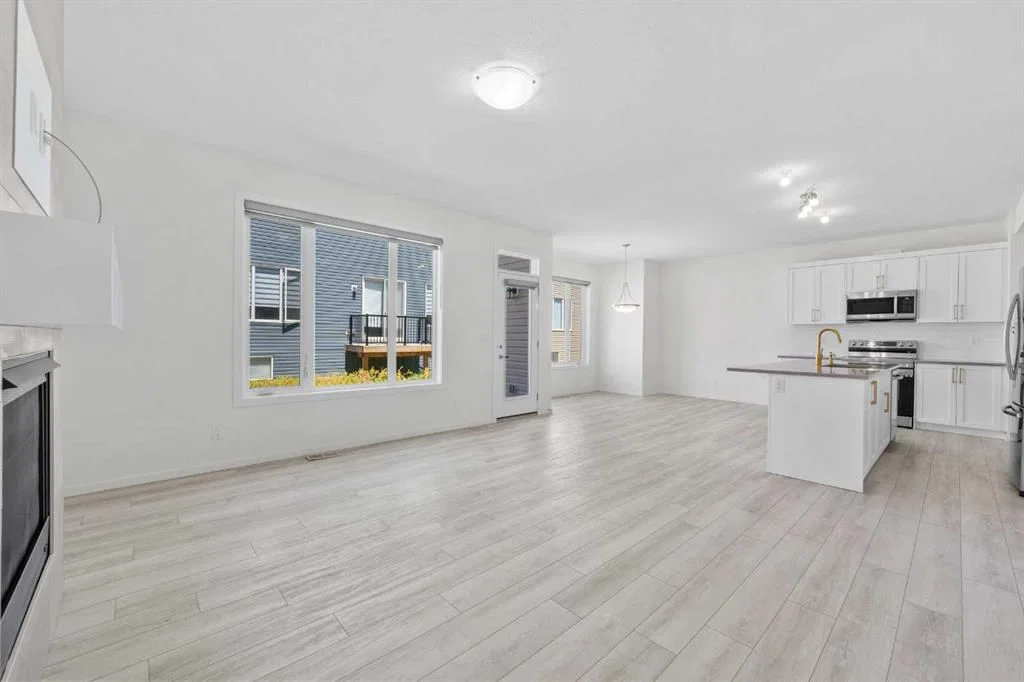 40 Carringham Gate NW, Calgary — photo 4 of 37