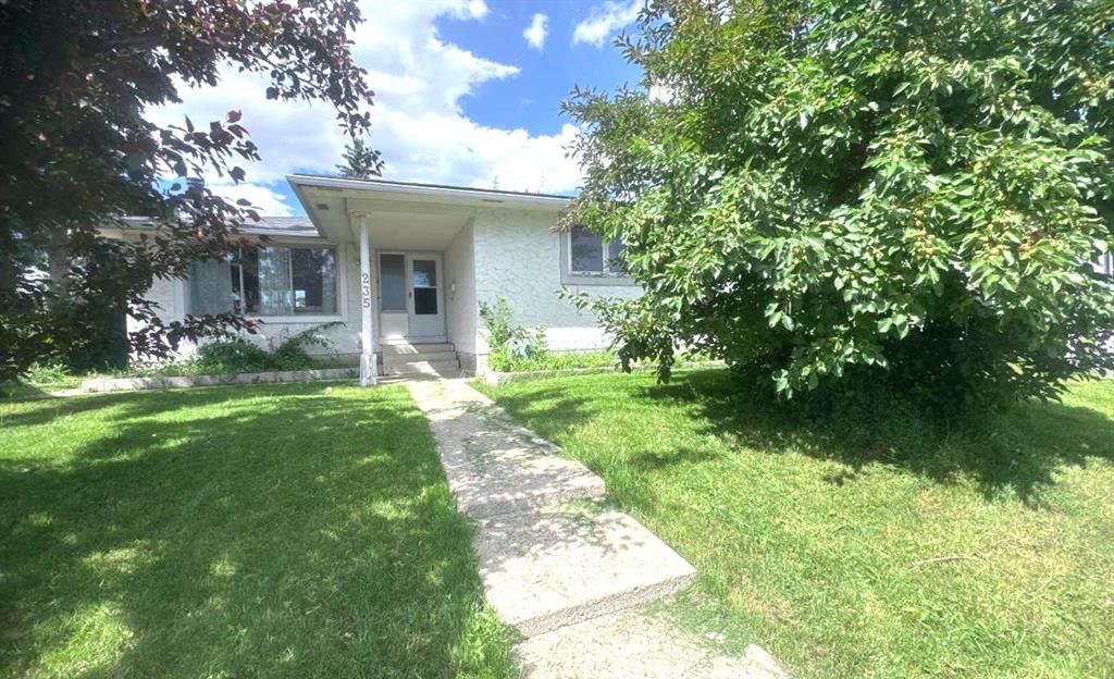 235 Penbrooke Close SE, Calgary — main listing photo