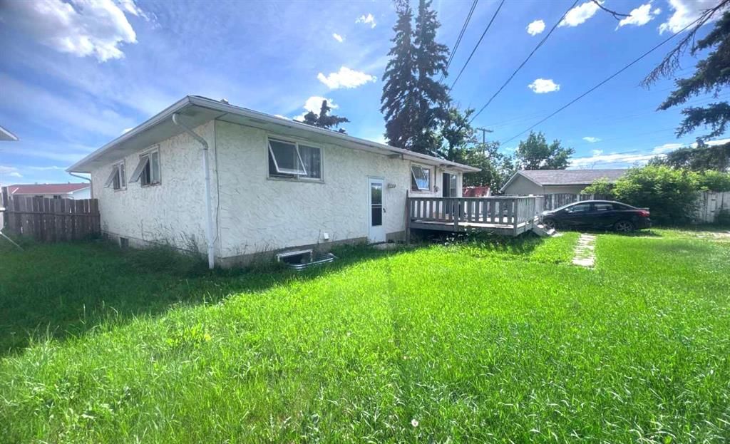 235 Penbrooke Close SE, Calgary — photo 3 of 20