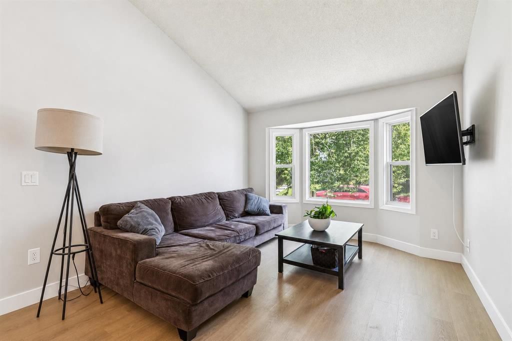 189 Deerfield Terrace SE, Calgary — photo 3 of 17