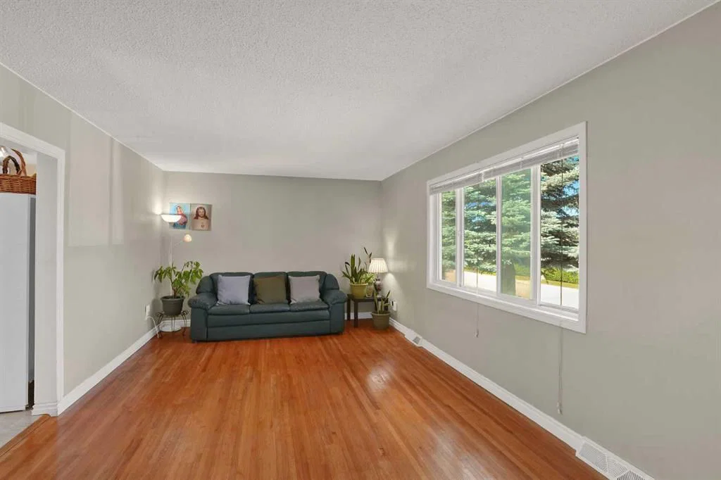 10315 8 Street SW, Calgary — photo 3 of 49