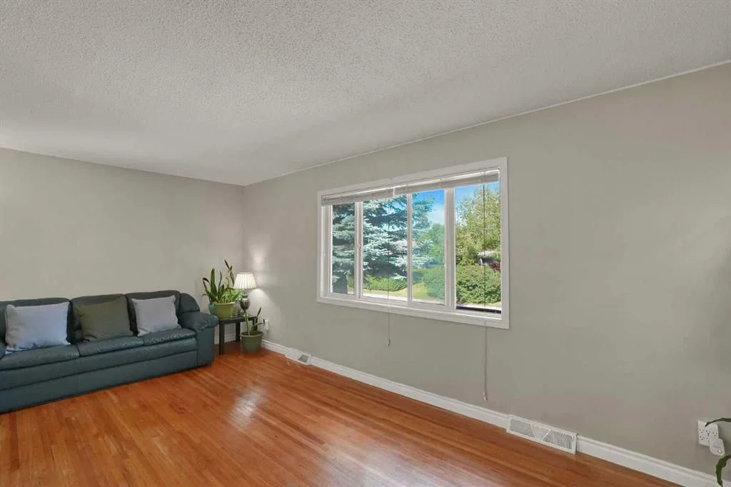 10315 8 Street SW, Calgary — photo 5 of 49