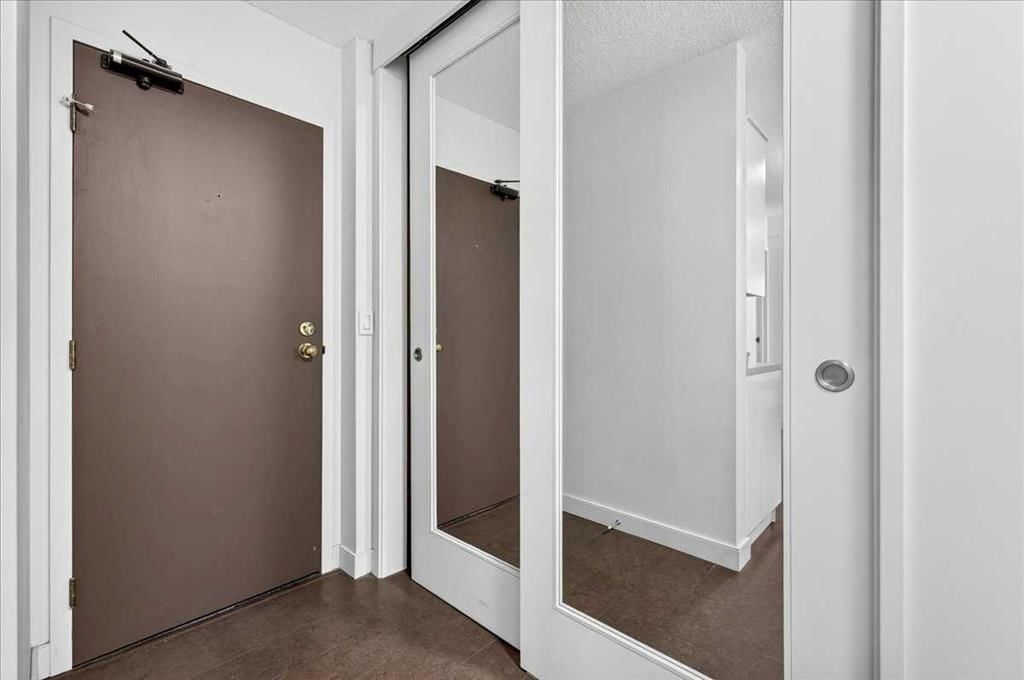 401, 1107 15 Avenue SW, Calgary — photo 2 of 32