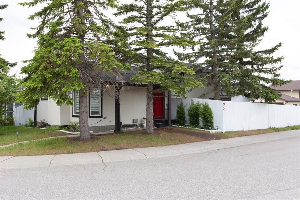 95 Castleridge Close NE, Calgary — main listing photo