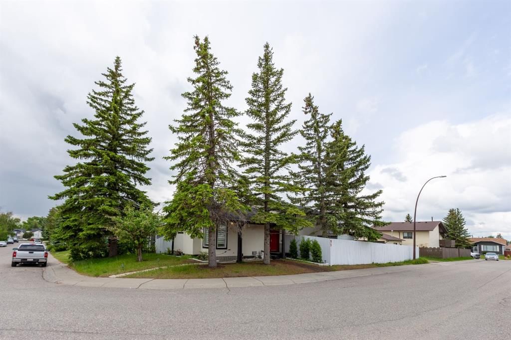95 Castleridge Close NE, Calgary — photo 2 of 48